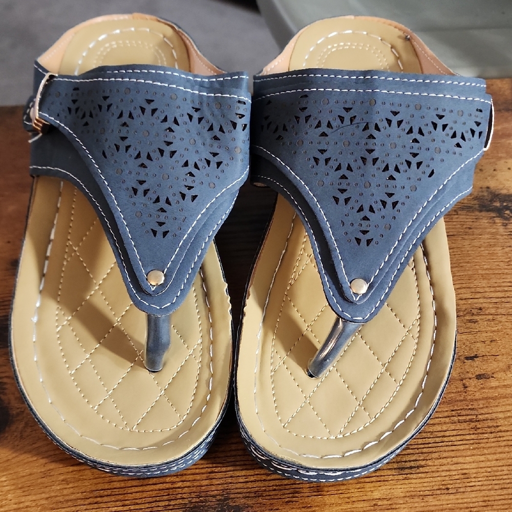 New Style Womens Wedge Heel Flip Flops Breathable Hollow-out Toe&clipDesign